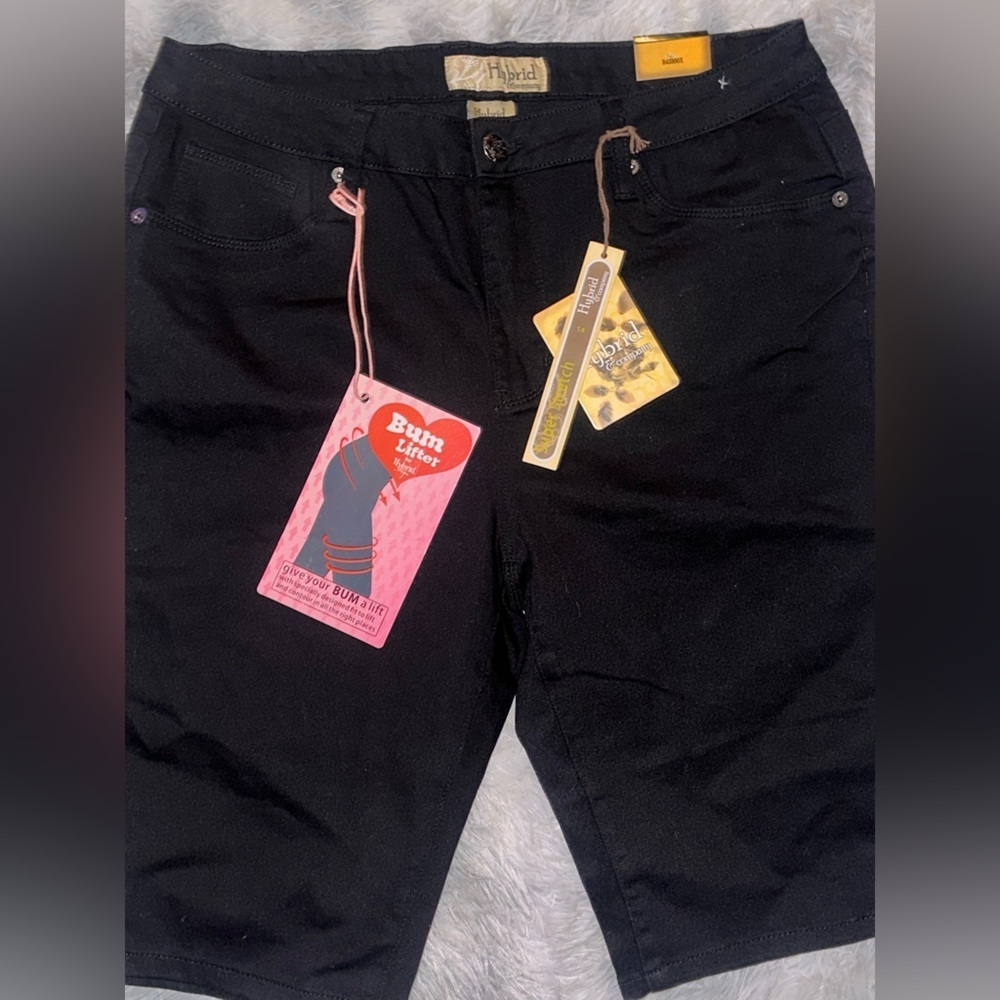 Hybrid & Company Woman’s Black Super Stretch Shorts w/Bum Lifter - NWT Size 14